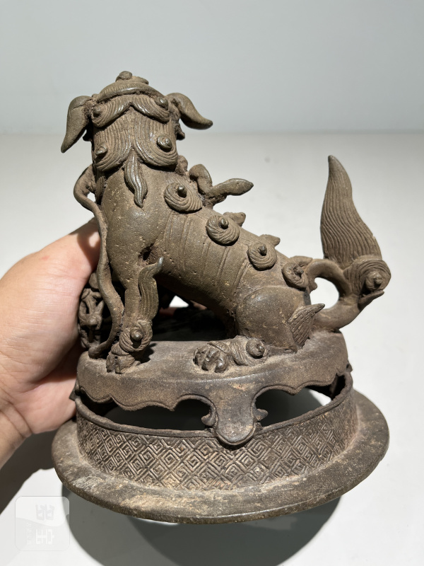 明嘉靖 铜太狮少狮钮朝冠耳熏炉 - 图10